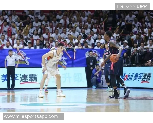 曾凡博全力以赴抢断狄龙皮球倒地争抢引发犯规争议