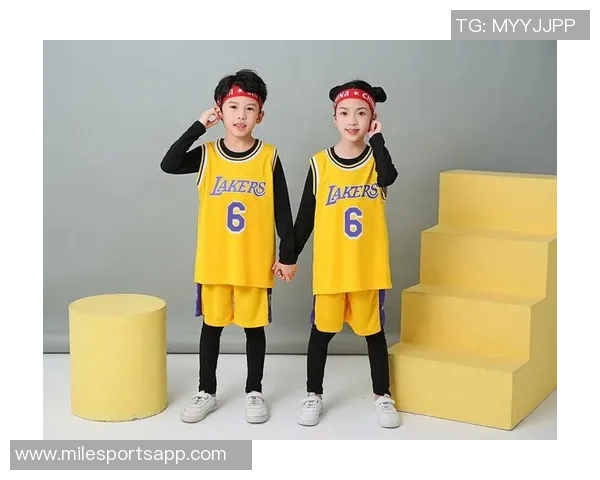 詹姆斯与三个孩子同穿6号球衣合影分享家庭温馨时刻